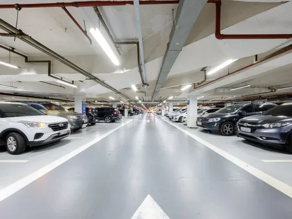 Estacionamento coberto do prédio