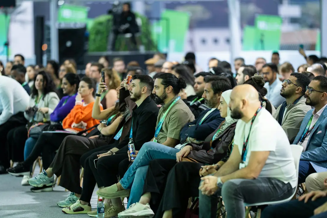 Plateia de empresários acompanhando uma palestra