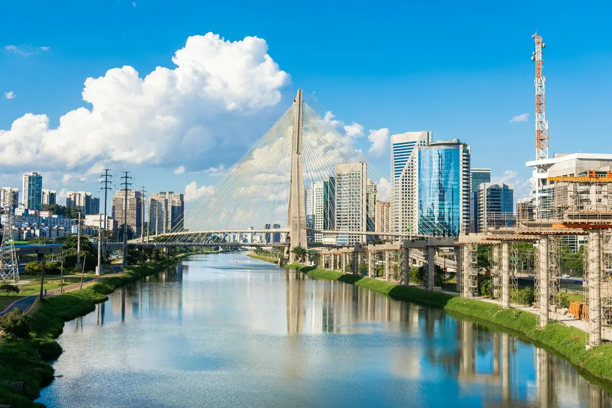 Ponte Estaiada e o rio Pinheiros, em São Paulo