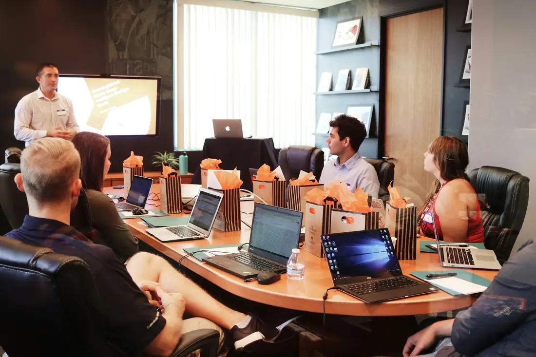 Equipe reunida planejando uma estratégia